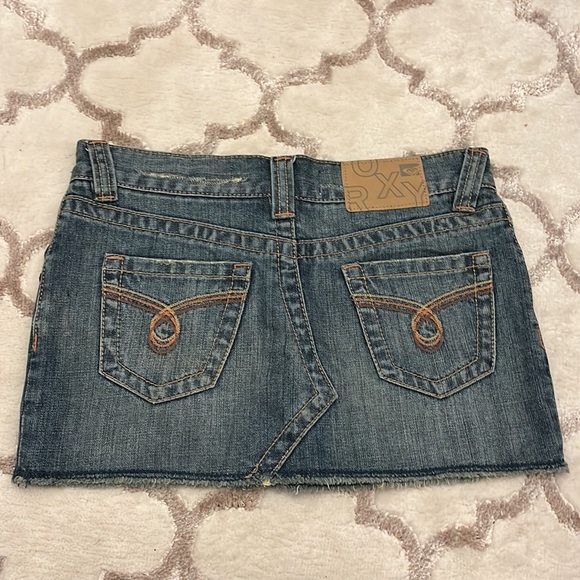 Mini blue denim skirt, no blemishes or damage super good condition, good fit :DD - Picture 2 of 3